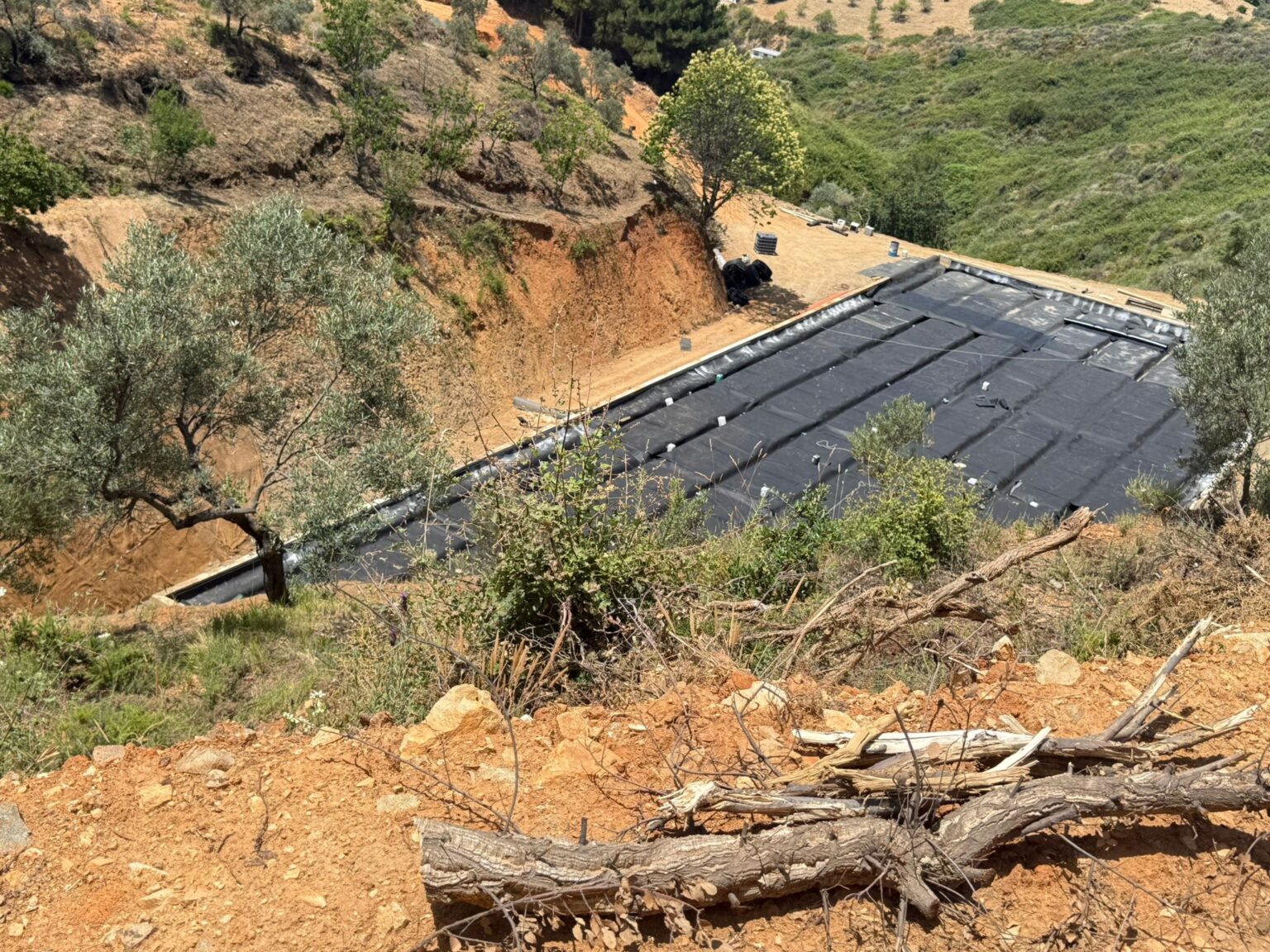 Montaje de depósitos de agua para riego eficiente en fincas de Málaga