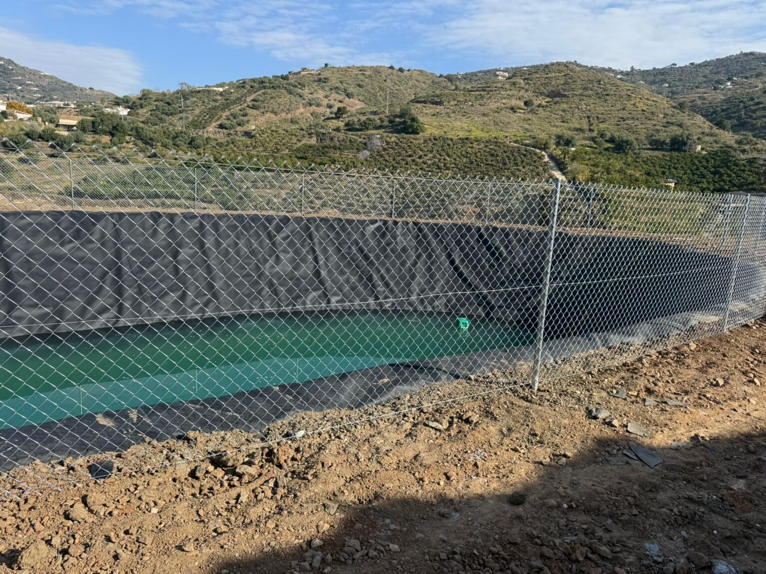 Tratamiento de balsas agrietadas con soluciones de estanqueidad duraderas en Málaga